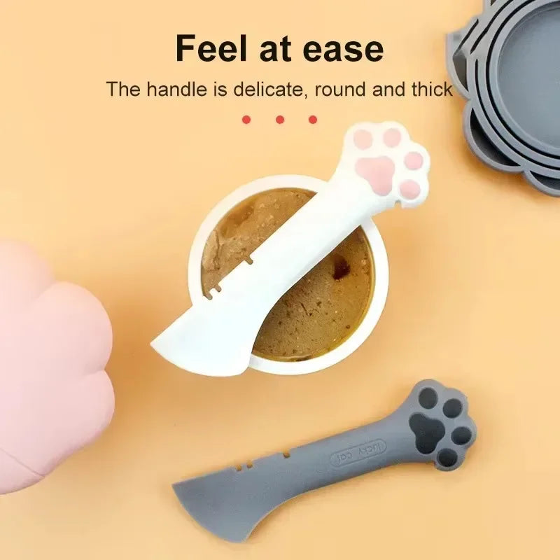 Cat paw-shaped spoon and spatula set on a beige background with text about the handle's characteristics.